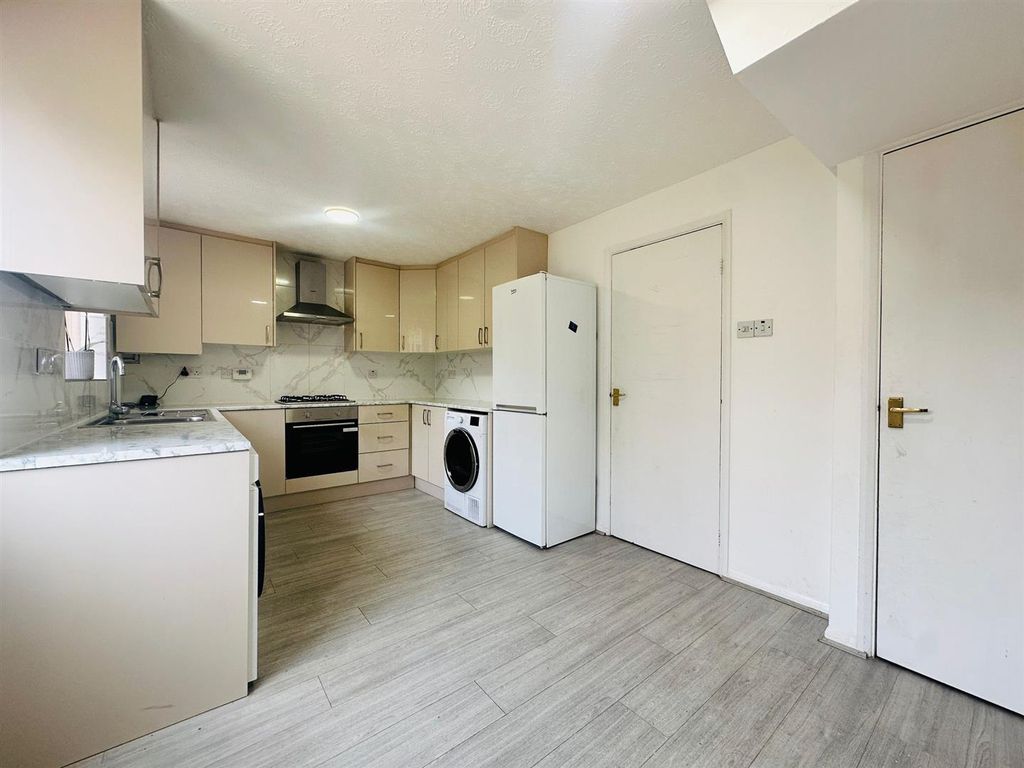 Property photo 3 of 19 Kitchen