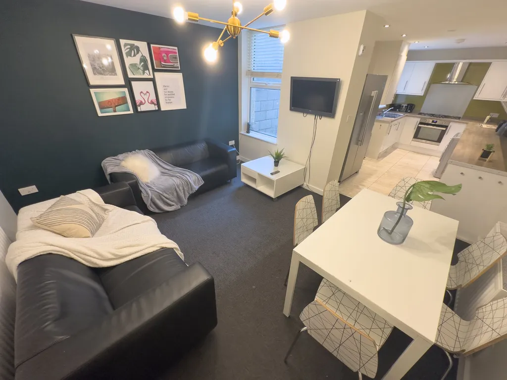 Apartment in Liverpool, Kensington Fields, Kensington - More