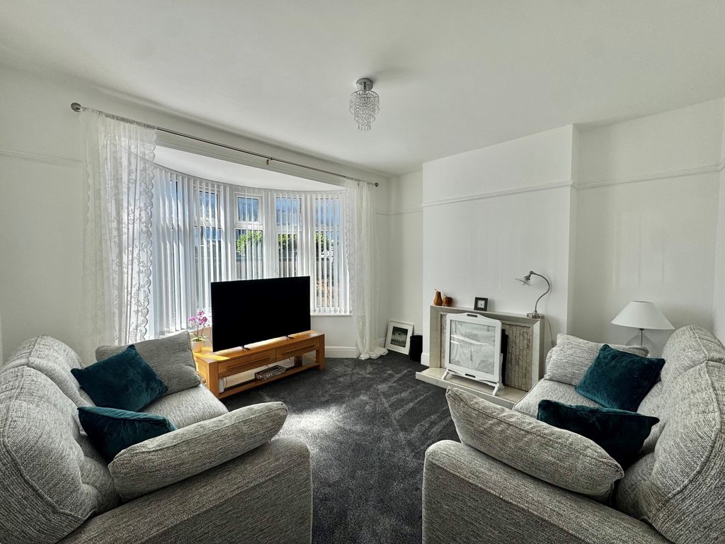 Property photo 2 of 16 Lounge