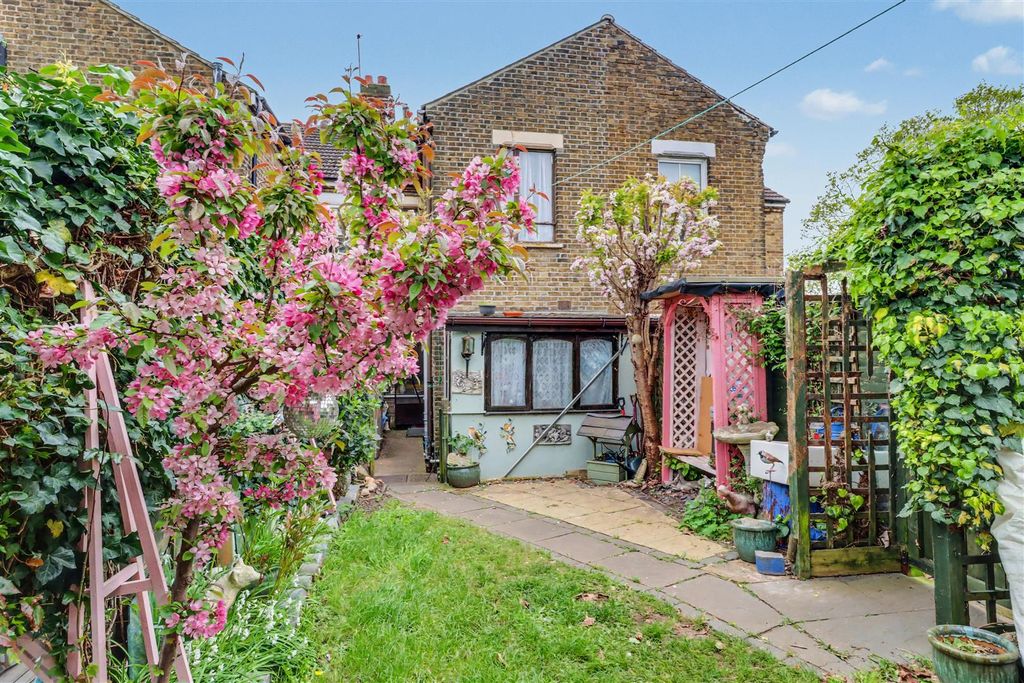 Property photo 2 of 20 2 Compton Terrace Inside-14.Jpg