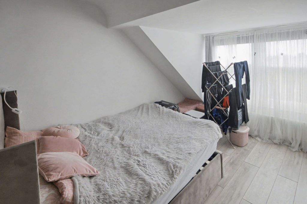 Property photo 3 of 21 Flat 8, 77 - 78 Royal Parade, Eastbourne, Bn22 7Af