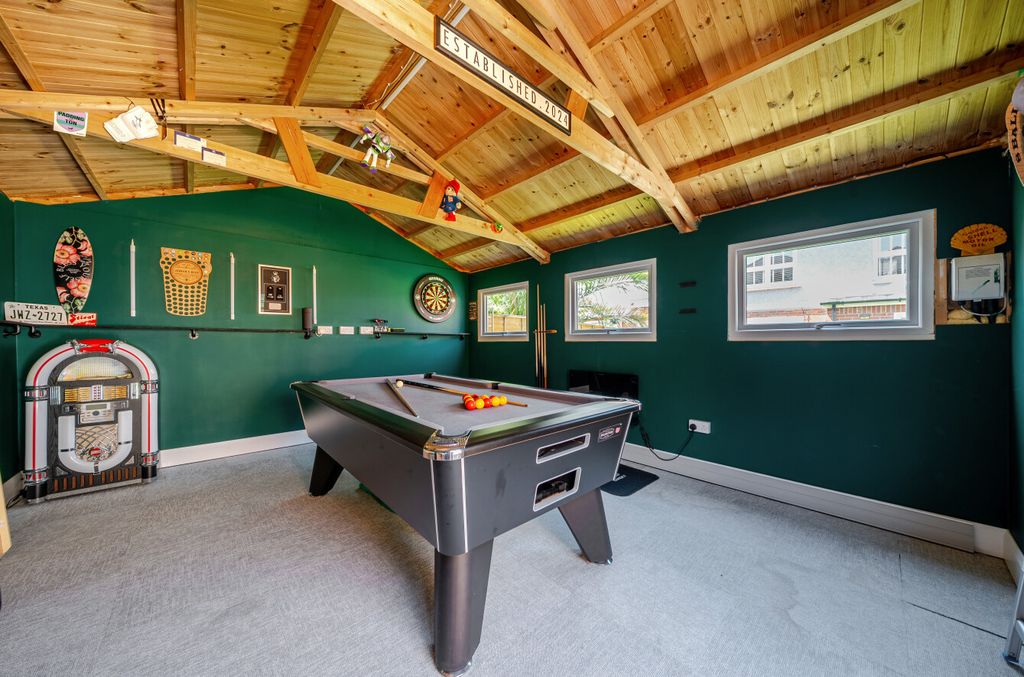 Property photo 2 of 14 1462935-15-6A1589...