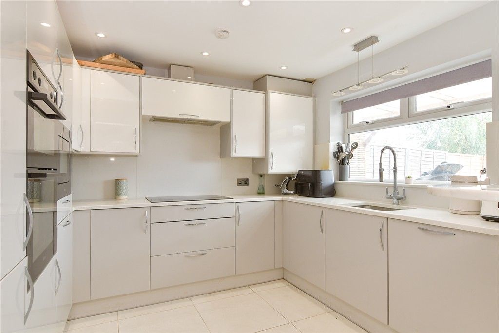Property photo 2 of 12 Kitchen