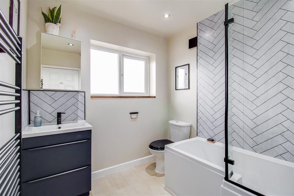 Property photo 3 of 10 Bathroom