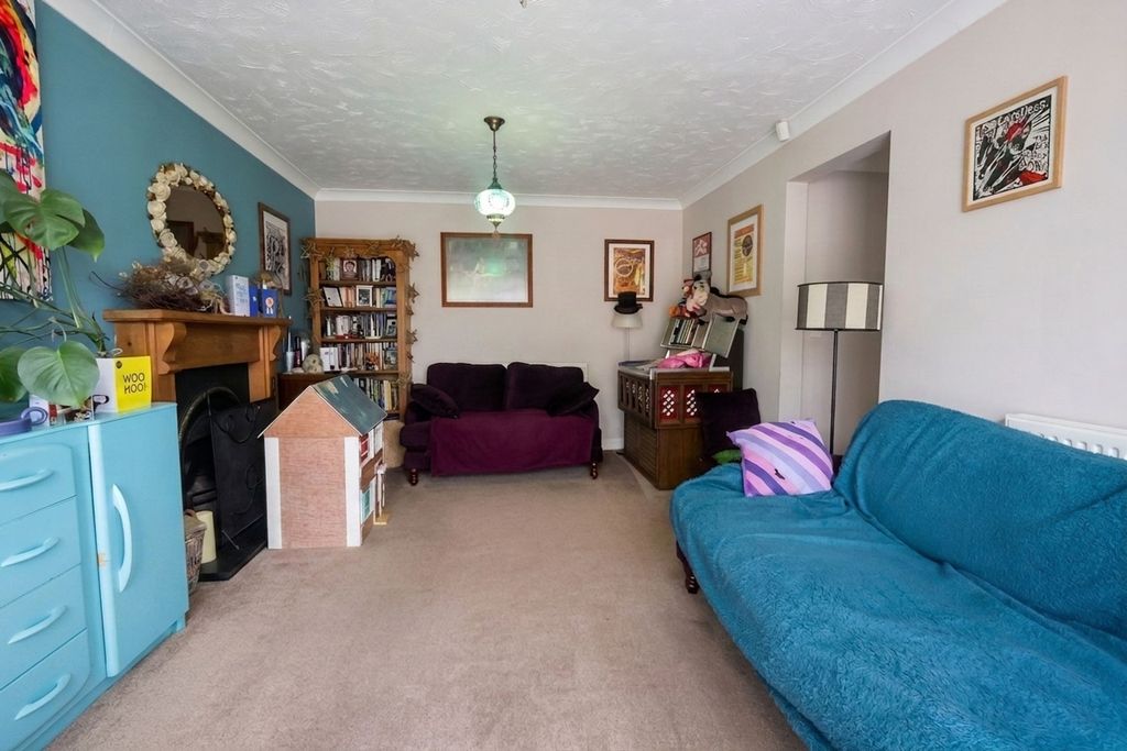 5 bed link detached house for saleDarwin Close, Ely CB6 photo 5