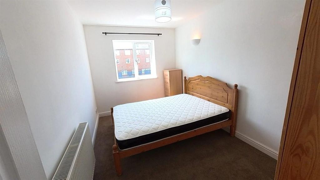 Property photo 3 of 8 Bright Bedroom With Double Bed And Natural Light...
