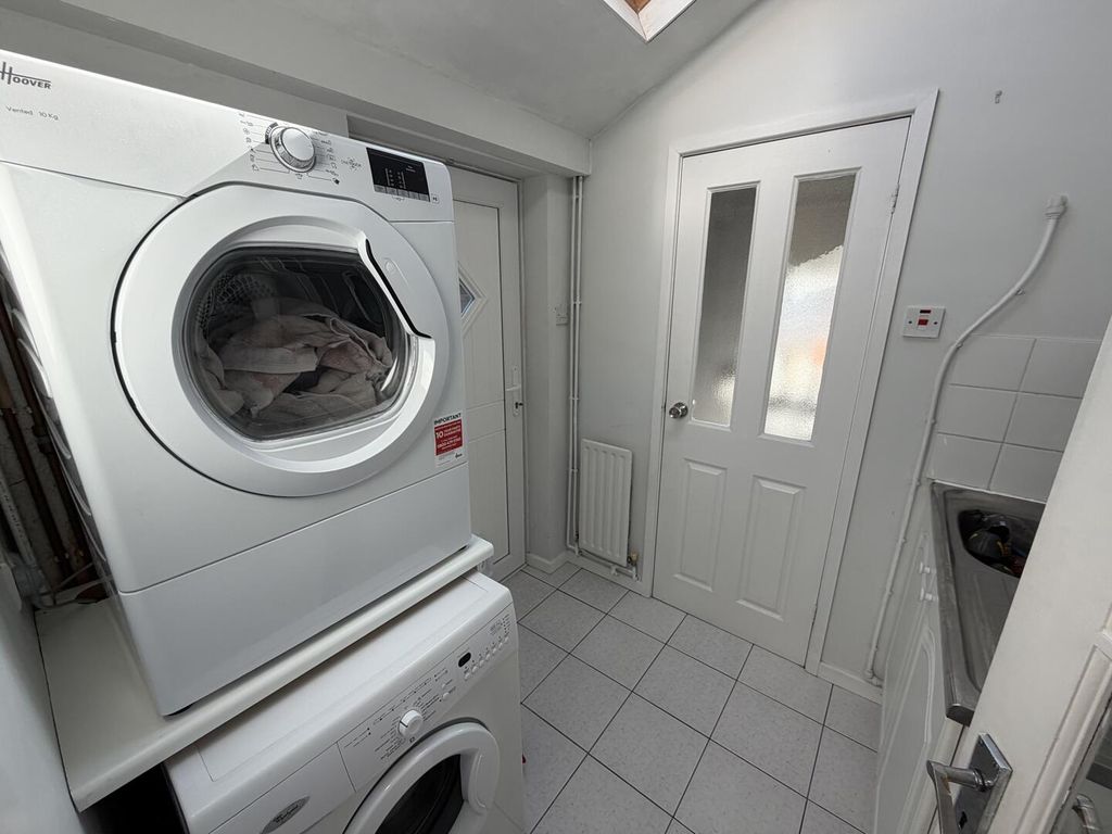 Property photo 3 of 18 Utility Room