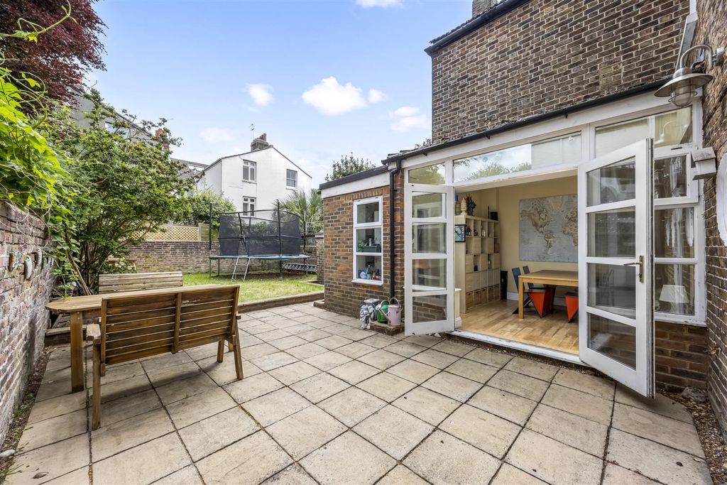 Property photo 2 of 18 Montefiore Road 59-015.Jpg