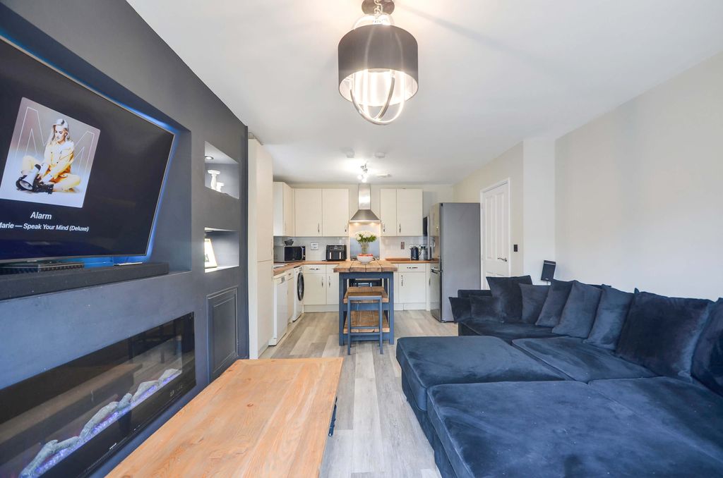 Property photo 2 of 25 Lounge (6).Jpg