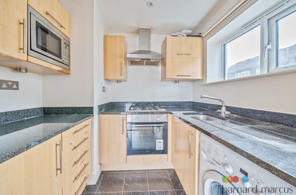 Property photo 3 of 11 Kitchen