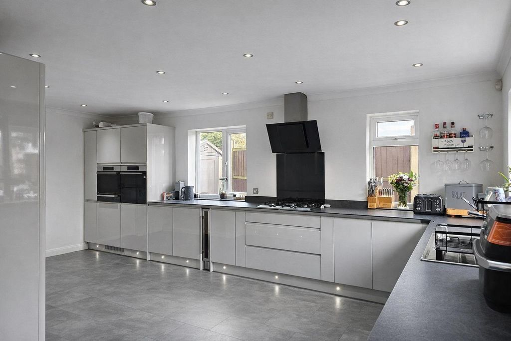 Property photo 2 of 9 98d91Bcc-Cfb3-491B-B6Bc-84279Da99974.Png