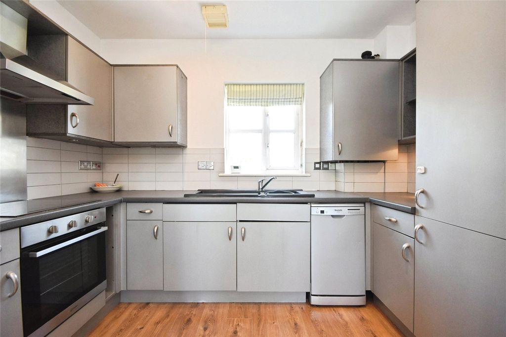 Property photo 3 of 18 Kitchen