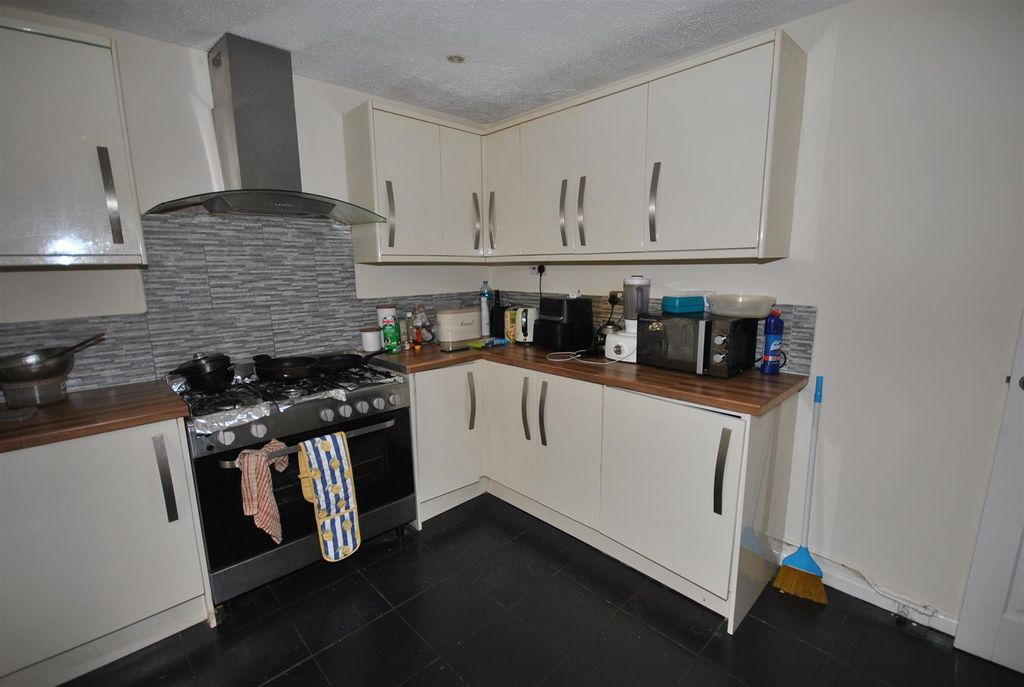 Property photo 3 of 16 Kitchen Area