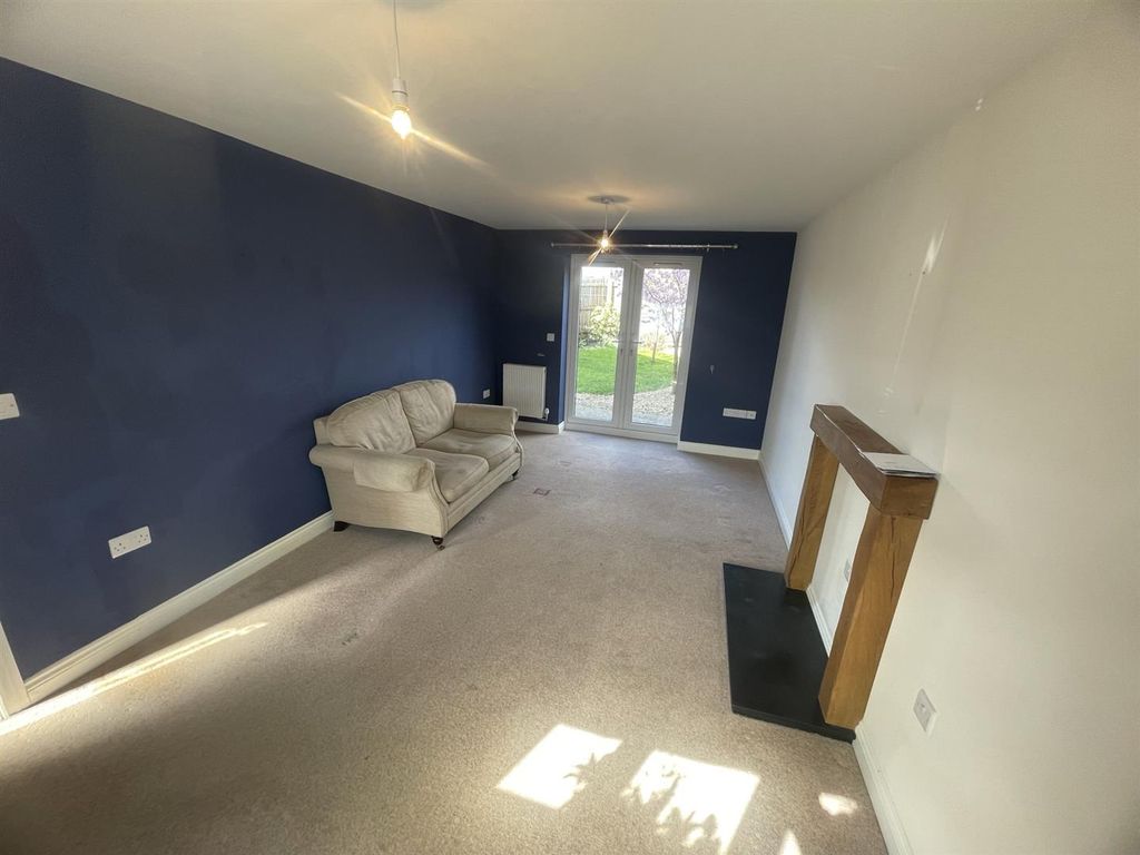 Property photo 3 of 15 Living Room (2/2)