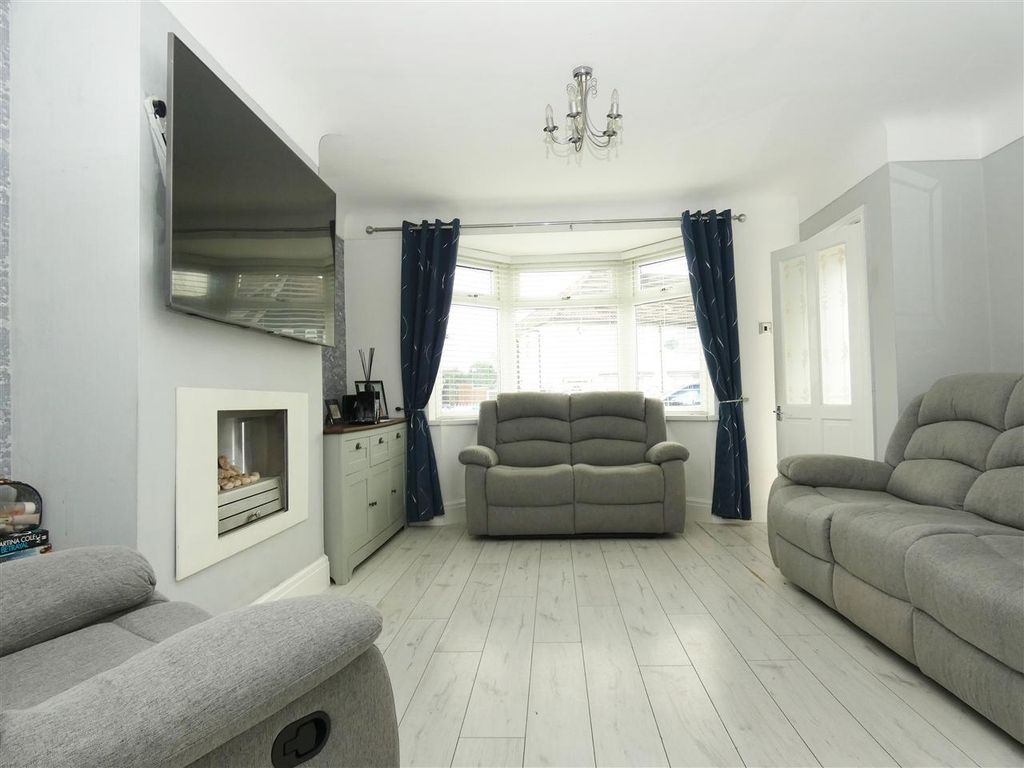 Property photo 3 of 13 Lounge