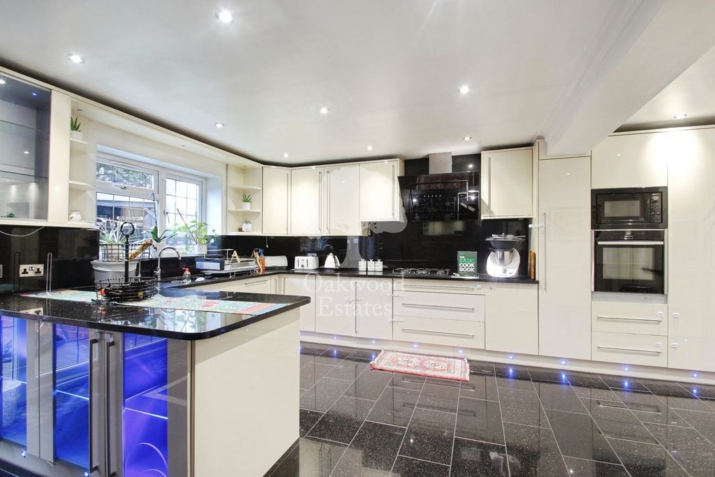 Property photo 2 of 34