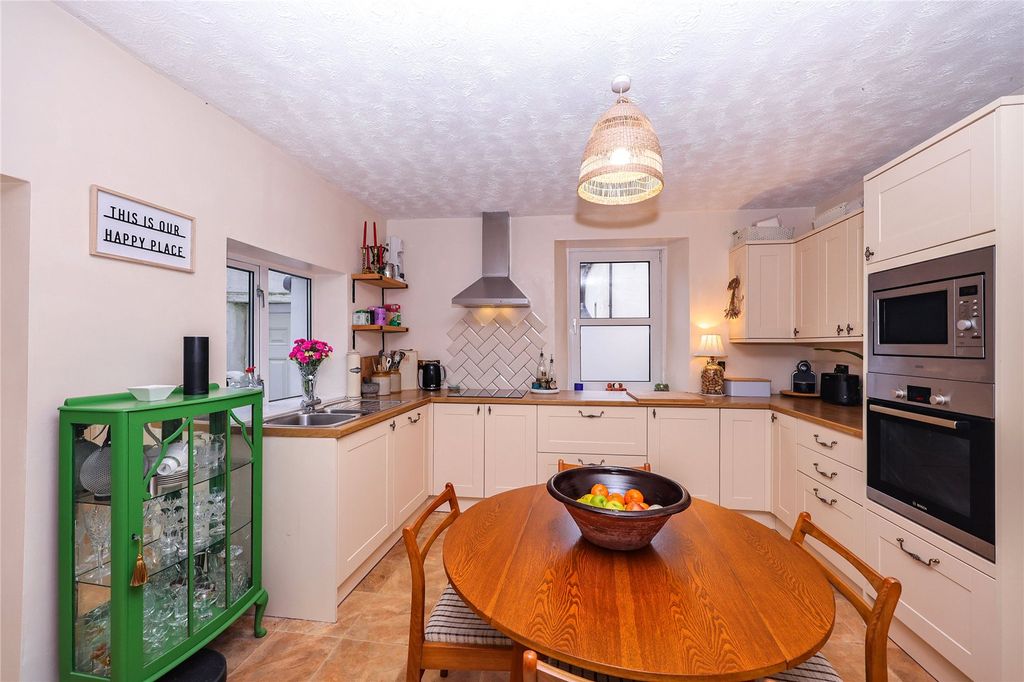 Property photo 3 of 11 Kitchen/Breakfast