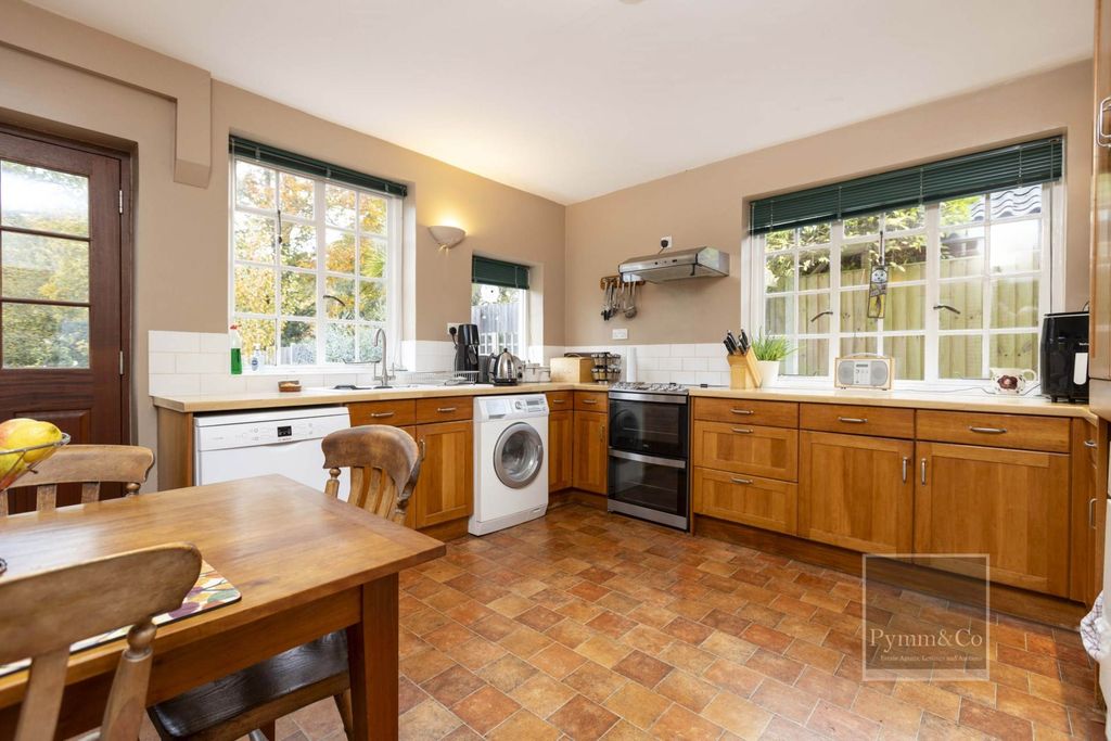 Property photo 2 of 23