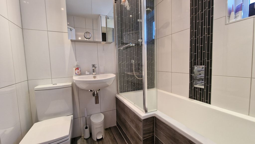 Property photo 3 of 19 Bathroom