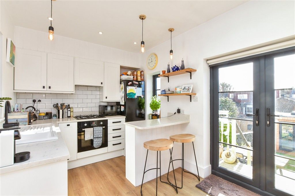 Property photo 2 of 17 Kitchen /Breakfast Area