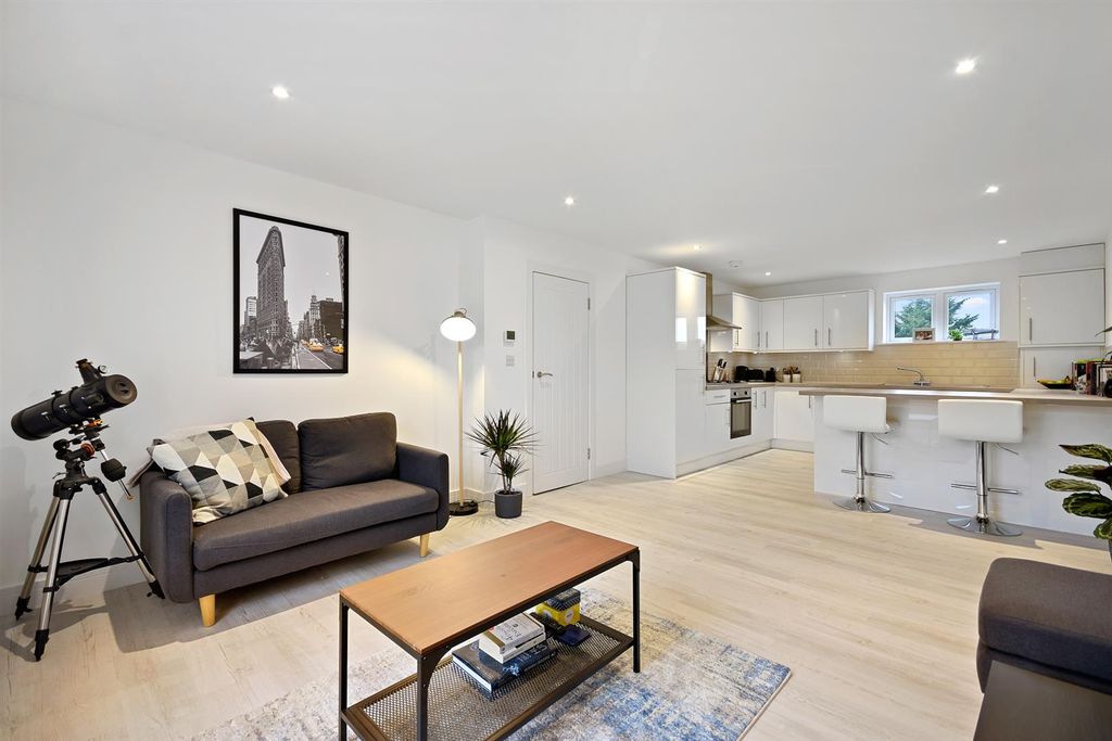 Property photo 2 of 11 Loungetokitchen.Jpg