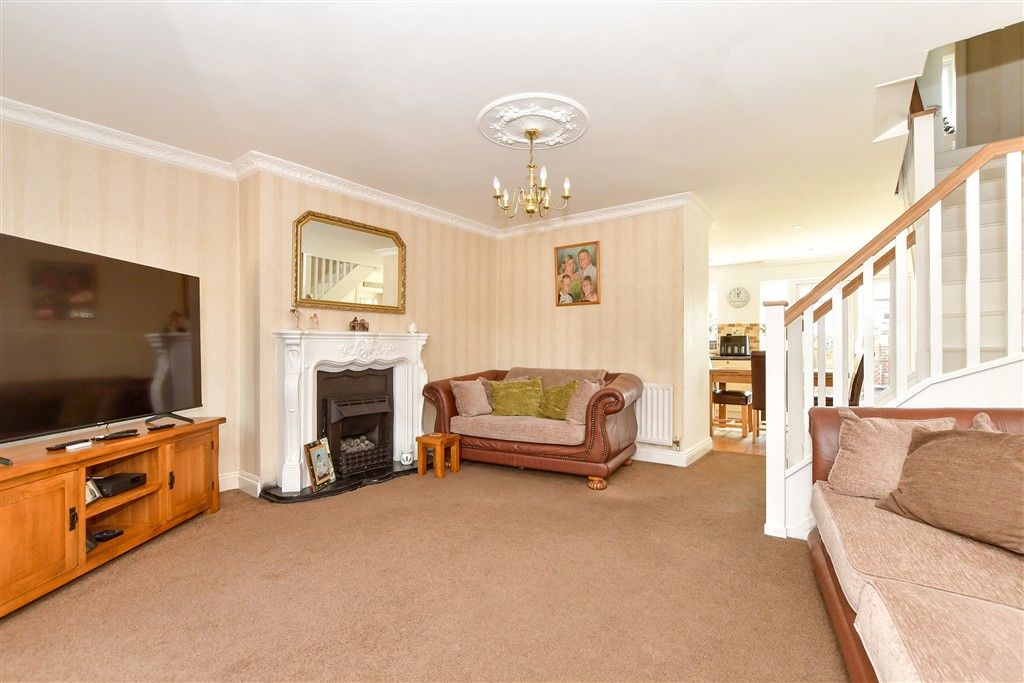 Property photo 3 of 16 Lounge