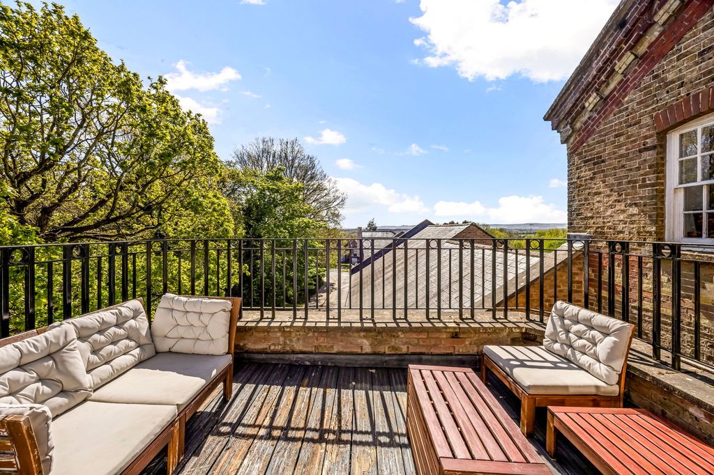 Property photo 2 of 23