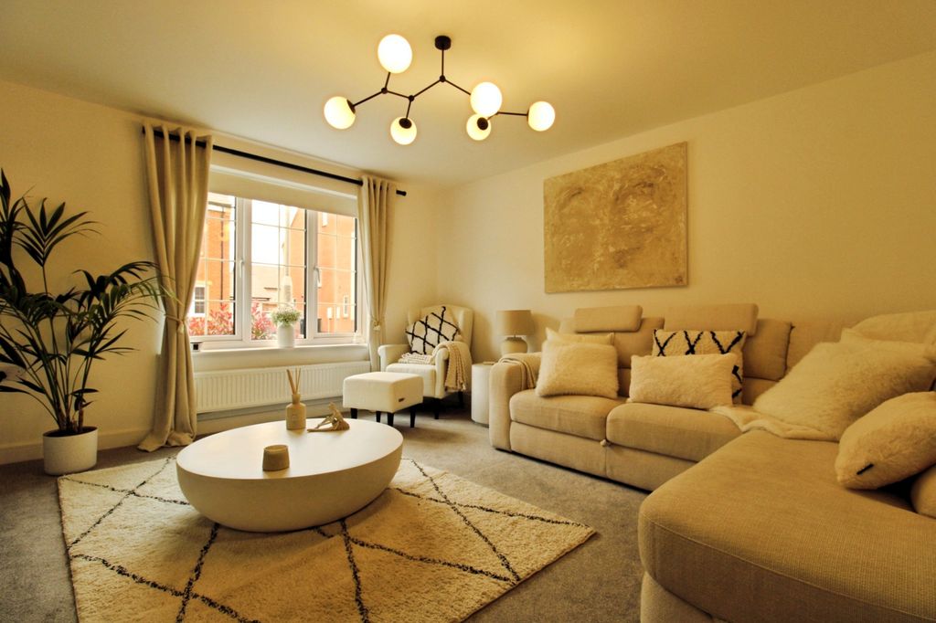 Property photo 3 of 18 Lounge