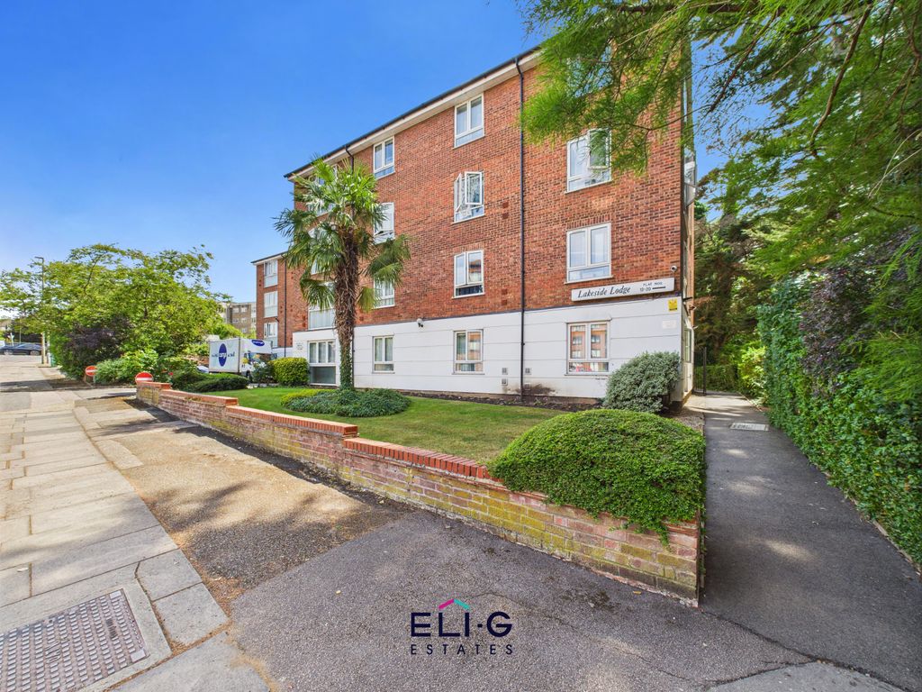 Property photo 1 of 10 A Recently Modernised Two Bedroom Purpose Built Flat