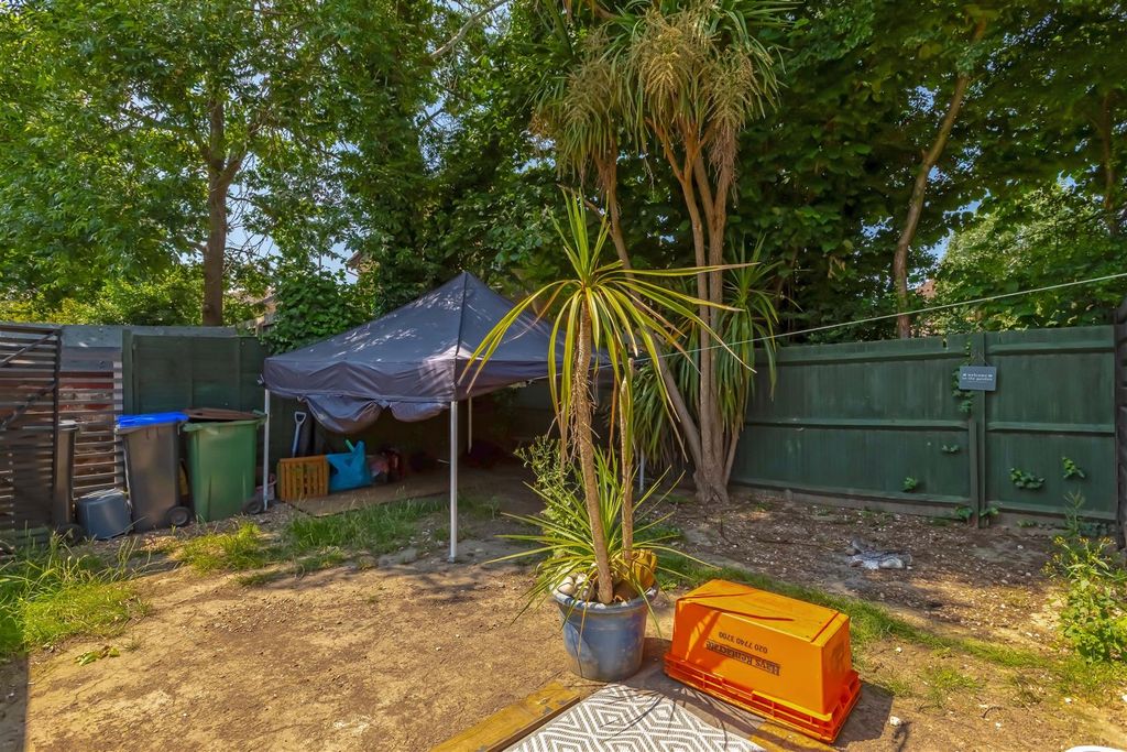 Property photo 3 of 11 Corfe Close_8.Jpg