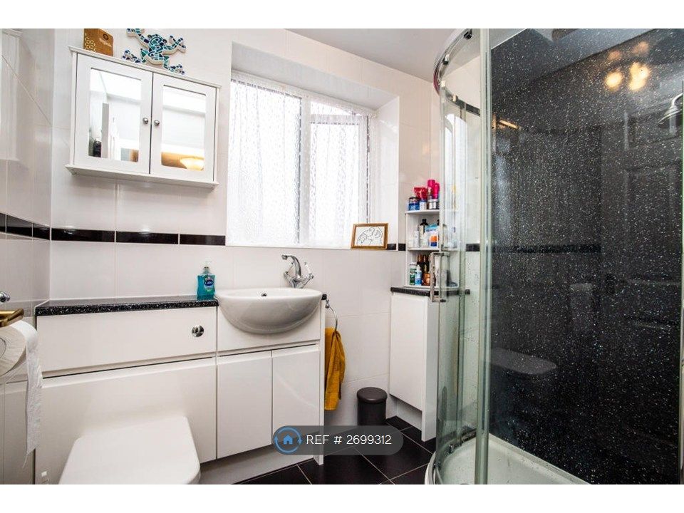 Property photo 1 of 31 Shower Room Storage