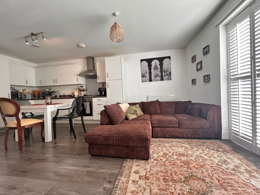 Property photo 2 of 6 81E1798d-8Bf1-47Ad-86F3-cc9824421Cb3