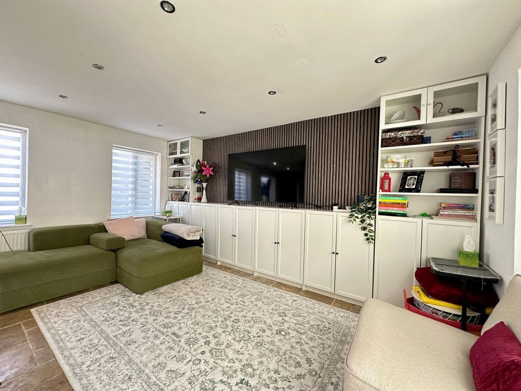 Property photo 3 of 18 Lounge