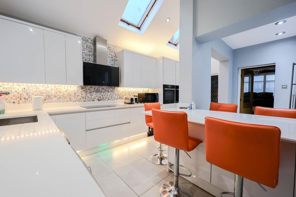 Property photo 2 of 32