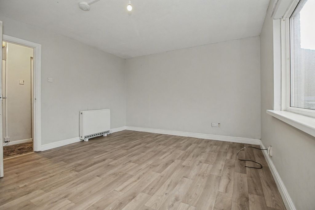 Property photo 3 of 19 37 Firthcliffe Drive, Liversedge, West Yorkshire, Wf15 6Hr