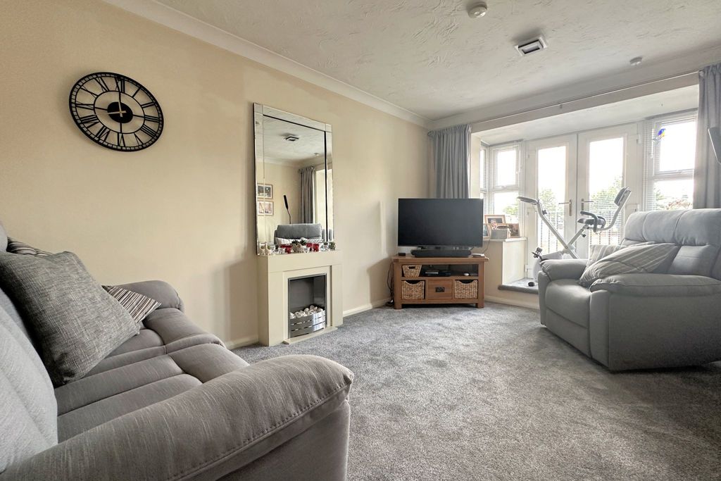 Property photo 2 of 11 Lounge