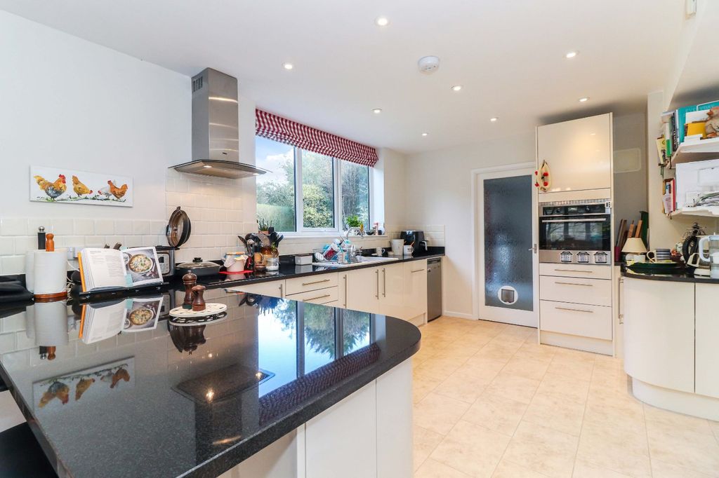 Property photo 2 of 17 Kitchen Breakfast