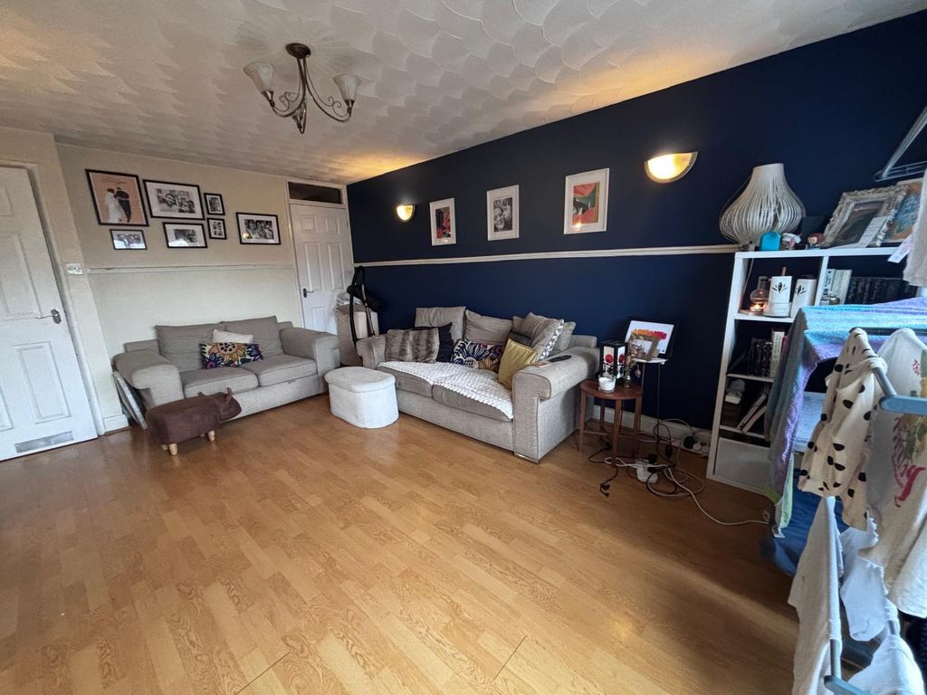 Property photo 2 of 11 Lounge