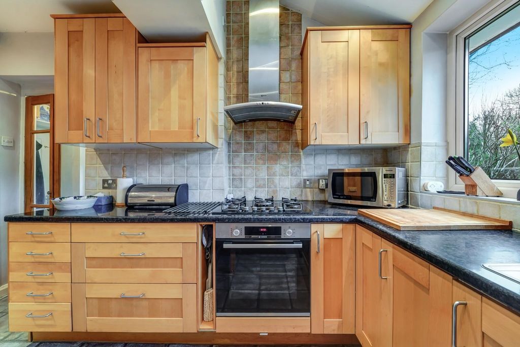 Property photo 2 of 14 Commonfield Road