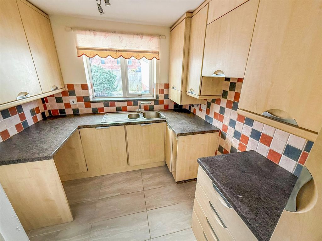 Property photo 3 of 9 Kitchen