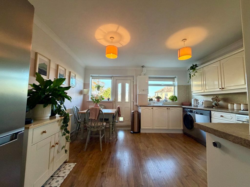 Property photo 2 of 10 Kitchen