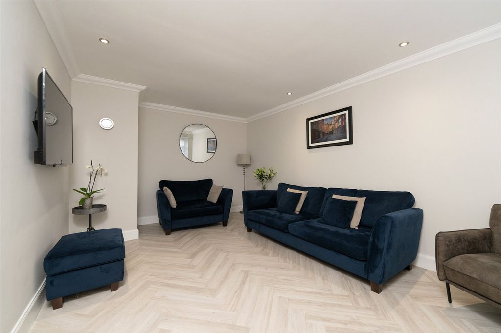 Property photo 3 of 34 Lounge Alt