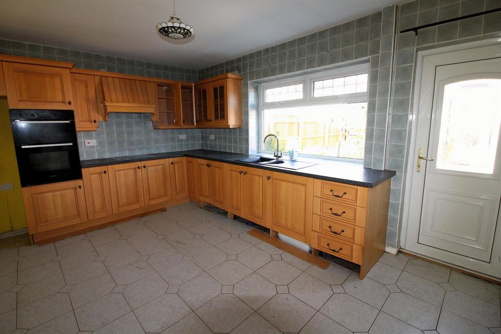Property photo 3 of 10 Kitchen 2.Jpg