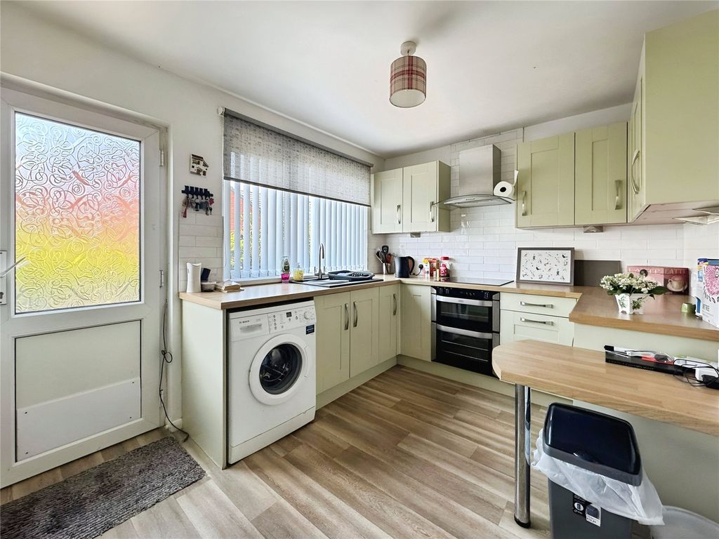 Property photo 3 of 10 Kitchen