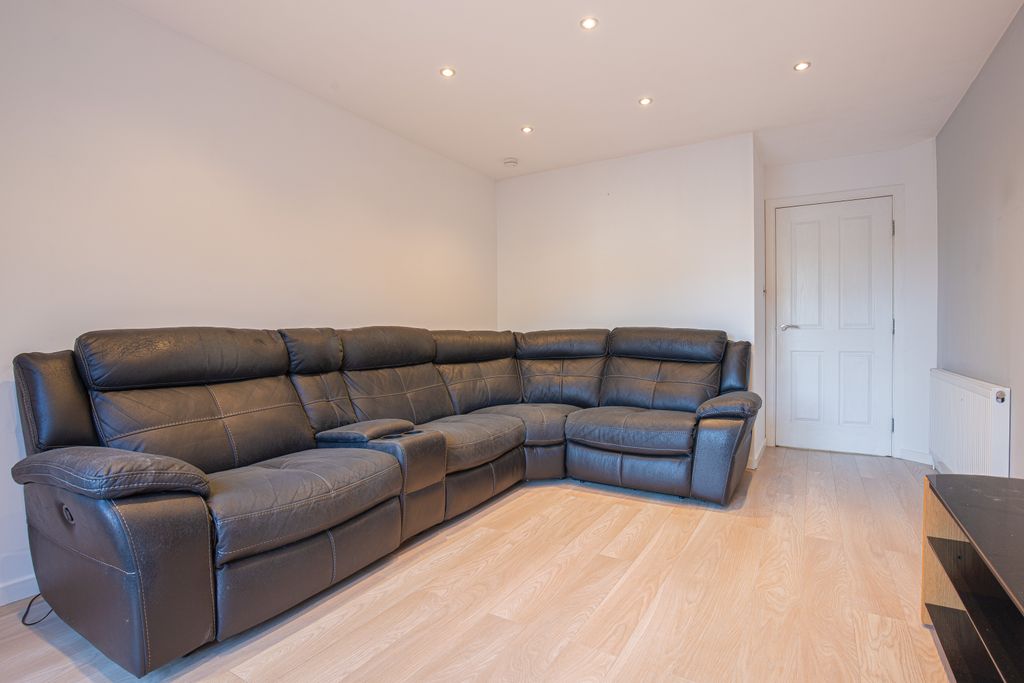 Property photo 3 of 11 Livingangle2