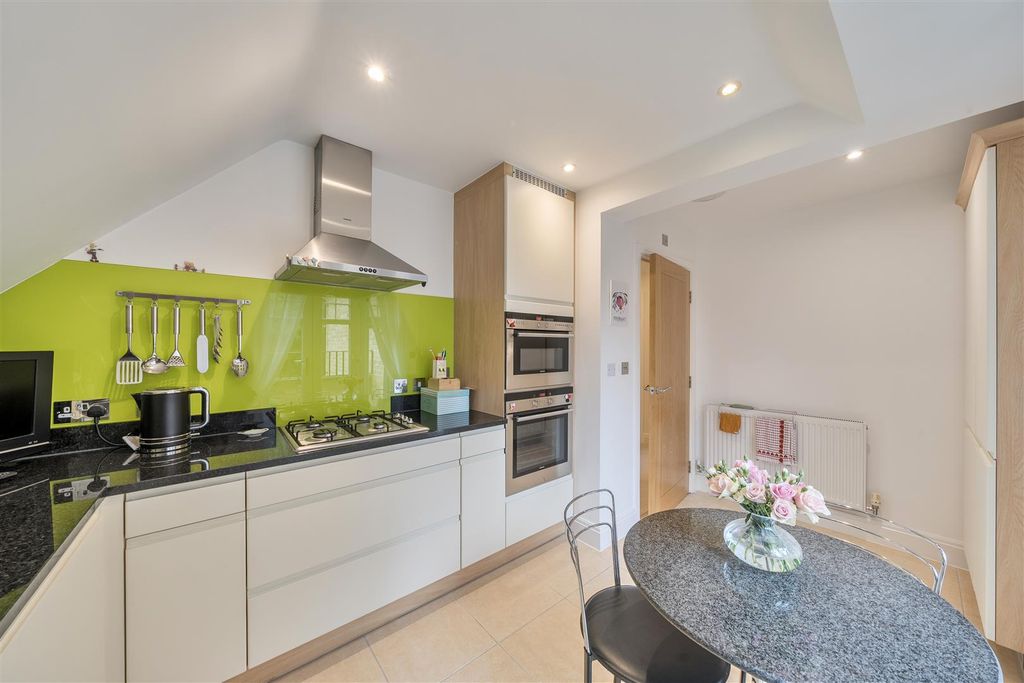 Property photo 3 of 10 Kitchen: