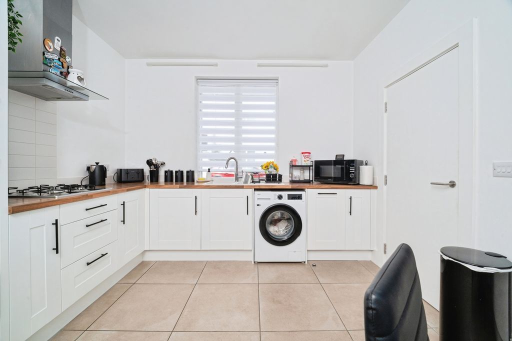 Property photo 3 of 16 Kitchen Pic 1