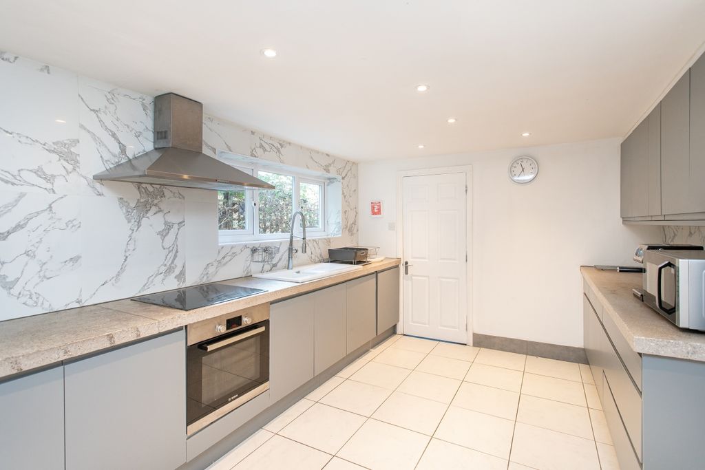 Property photo 1 of 10 Kitchen