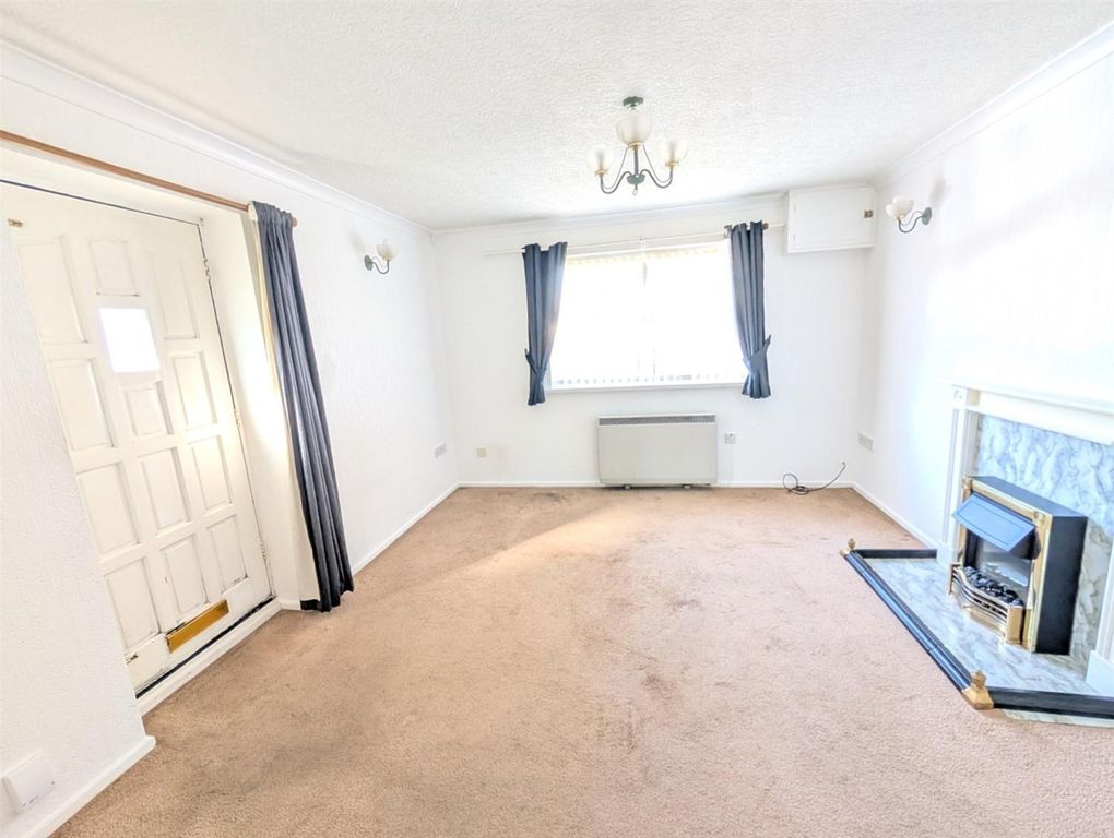 Property photo 2 of 11 Lounge A.Jpg