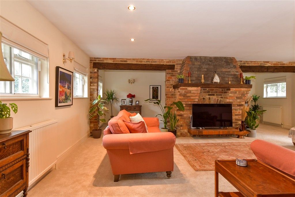 Property photo 3 of 18 Lounge